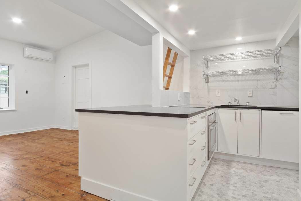 3 East 9th Street, #4R