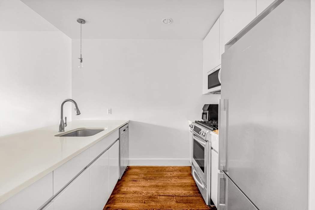 11-25 45th Avenue 6G Long Island City Queens NY 11101