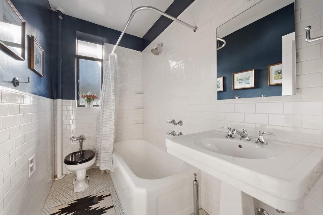 250 West 24th Street 5/6CE Chelsea New York NY 10011