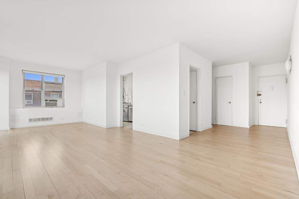 568 Grand Street J2004 Lower East Side New York NY 10002