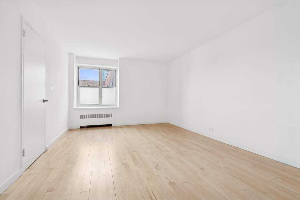 568 Grand Street J2004 Lower East Side New York NY 10002
