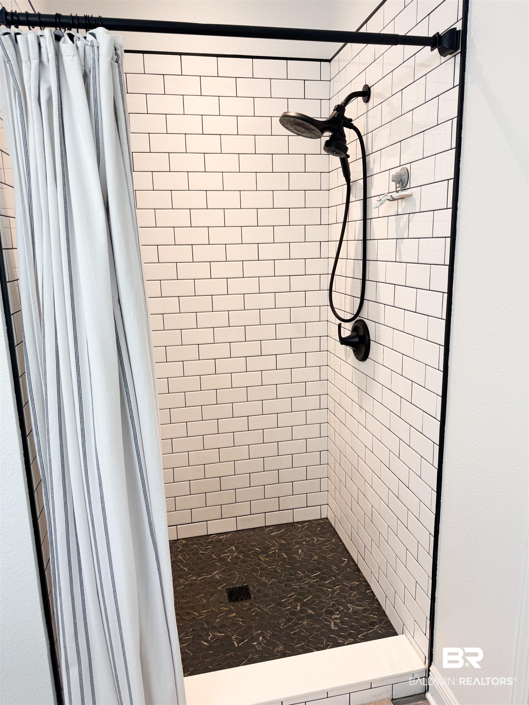 382708 | Photo 22