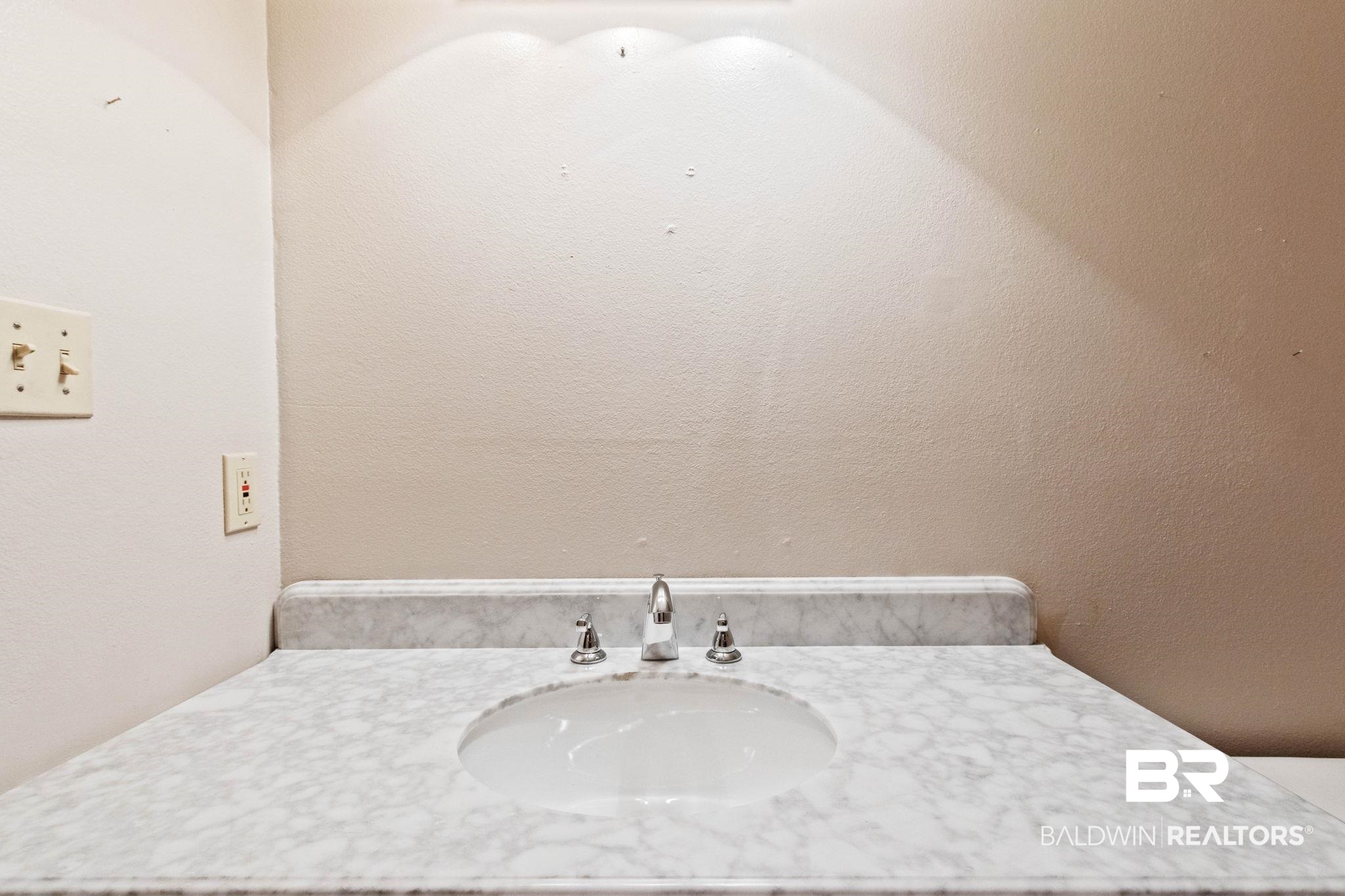 389825 | Photo 59