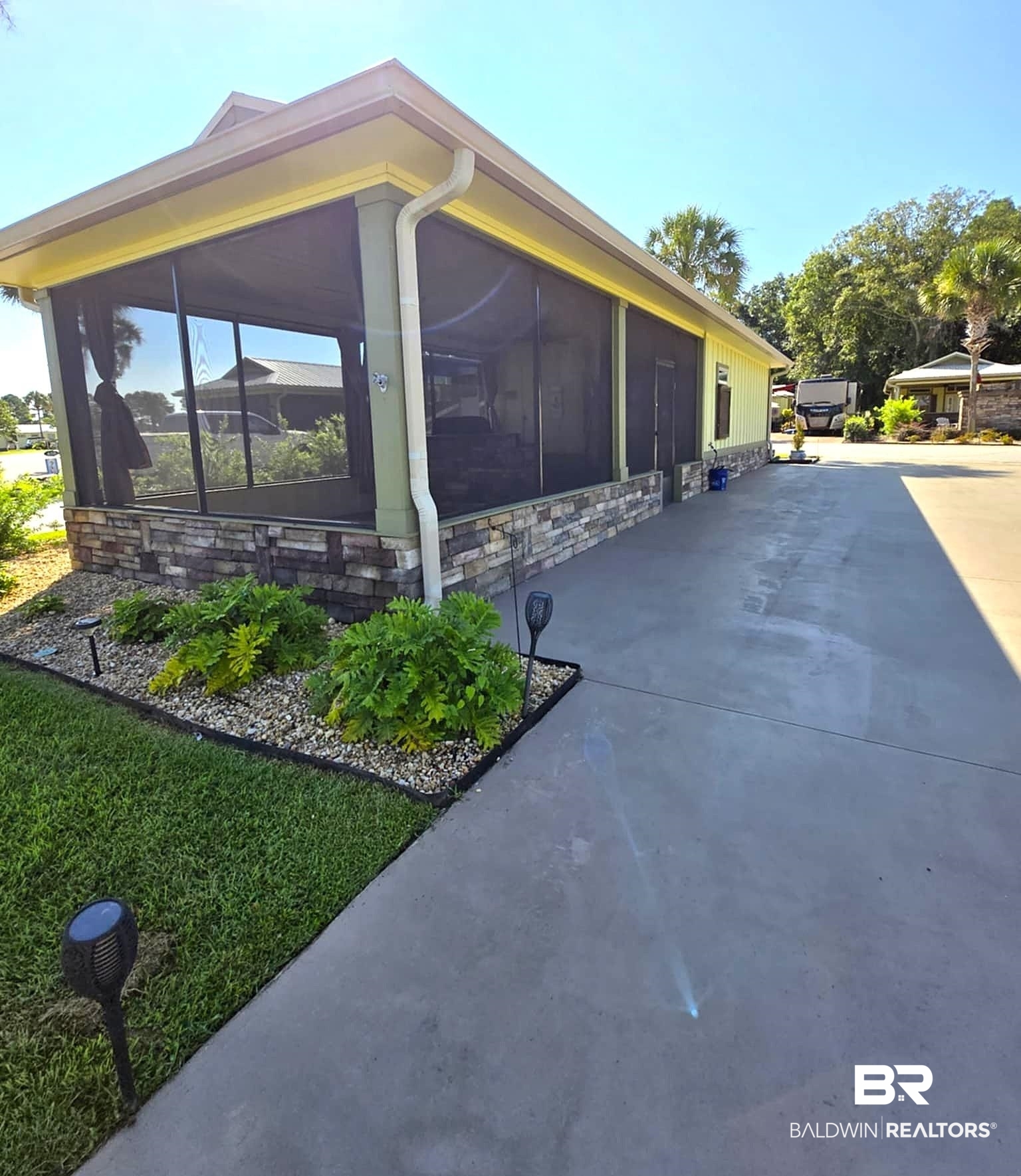 384066 | Photo 2