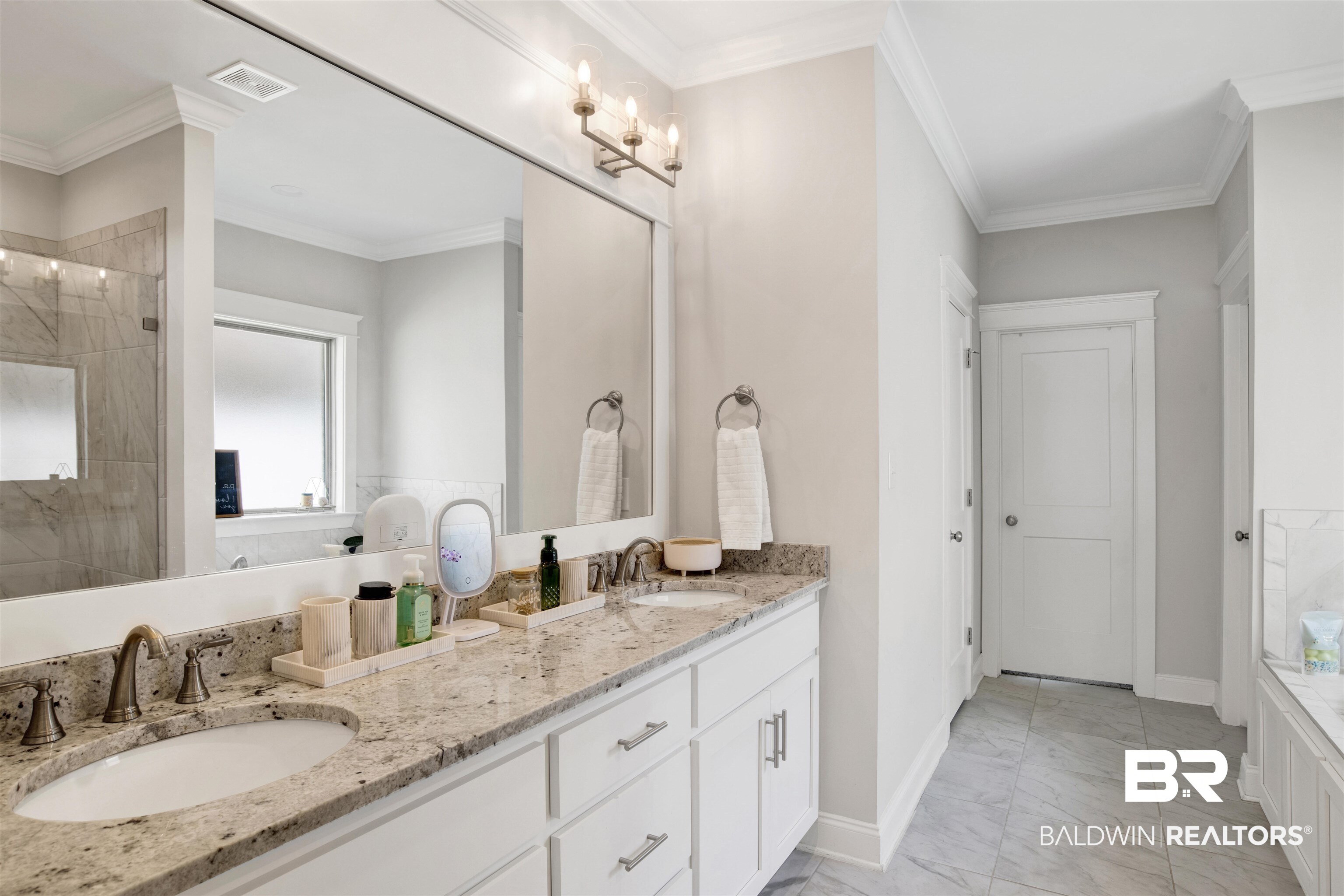 384043 | Photo 19