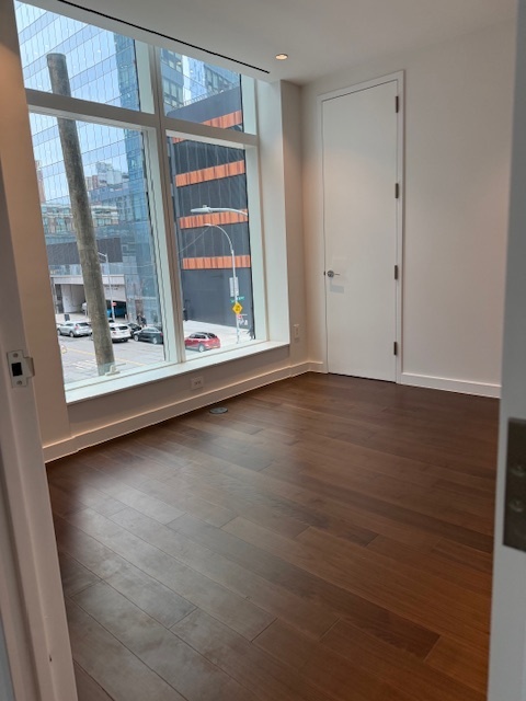 27-20 42nd Road 3E Long Island City Queens NY 11101