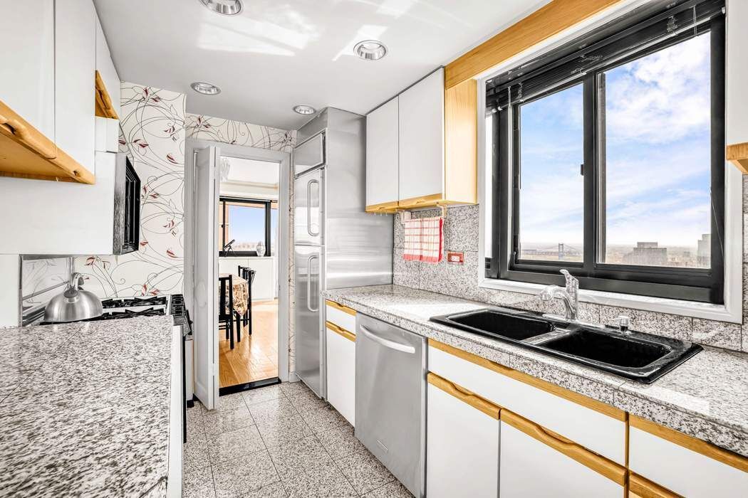 1725 York Avenue 32C Upper East Side New York NY 10128