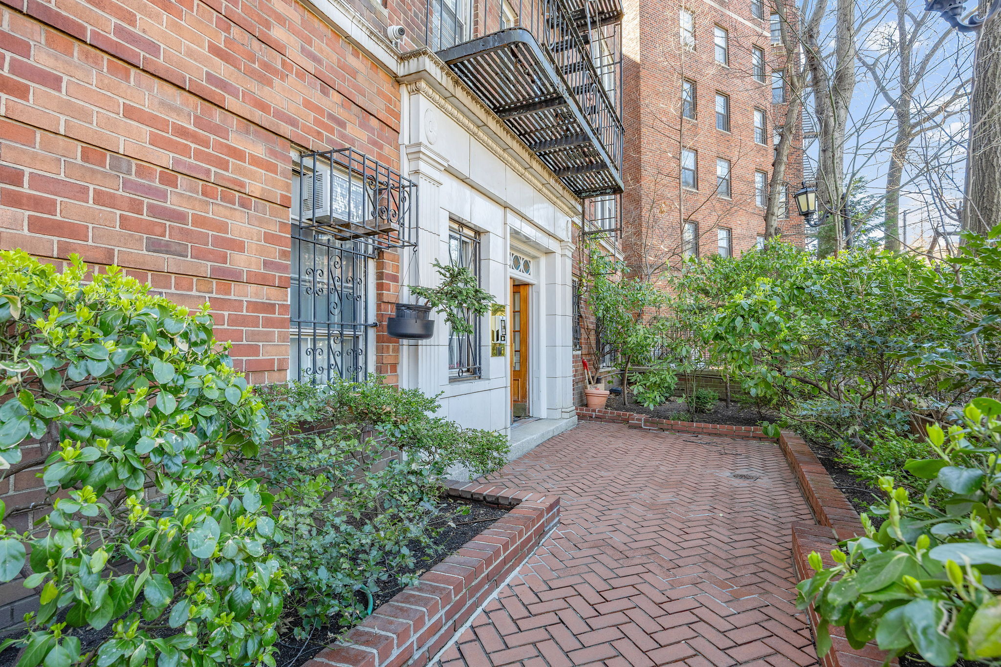 25 Minetta Lane 2F Greenwich Village New York NY 10012