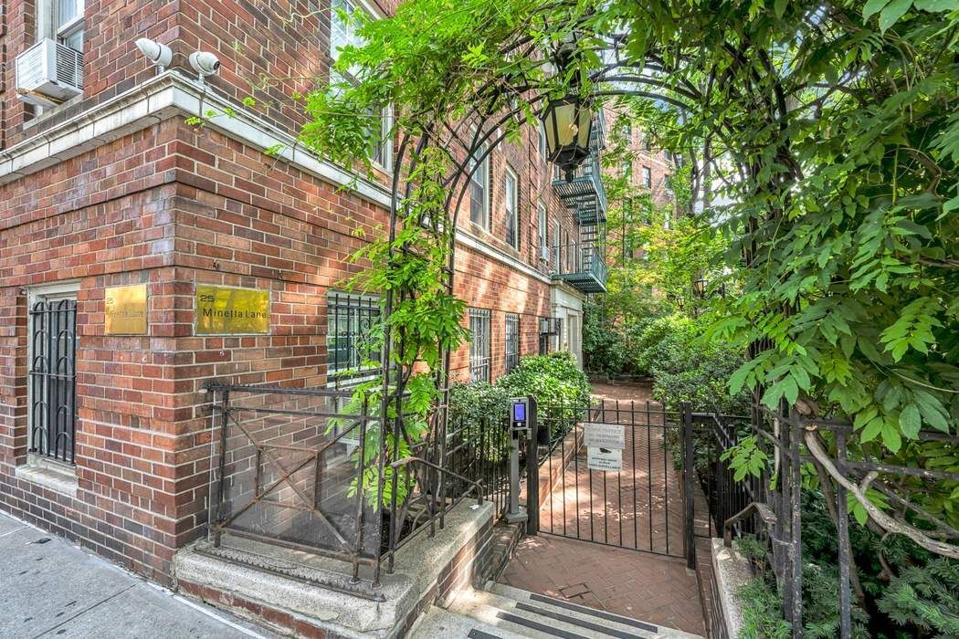 25 Minetta Lane 1JK Greenwich Village New York NY 10012
