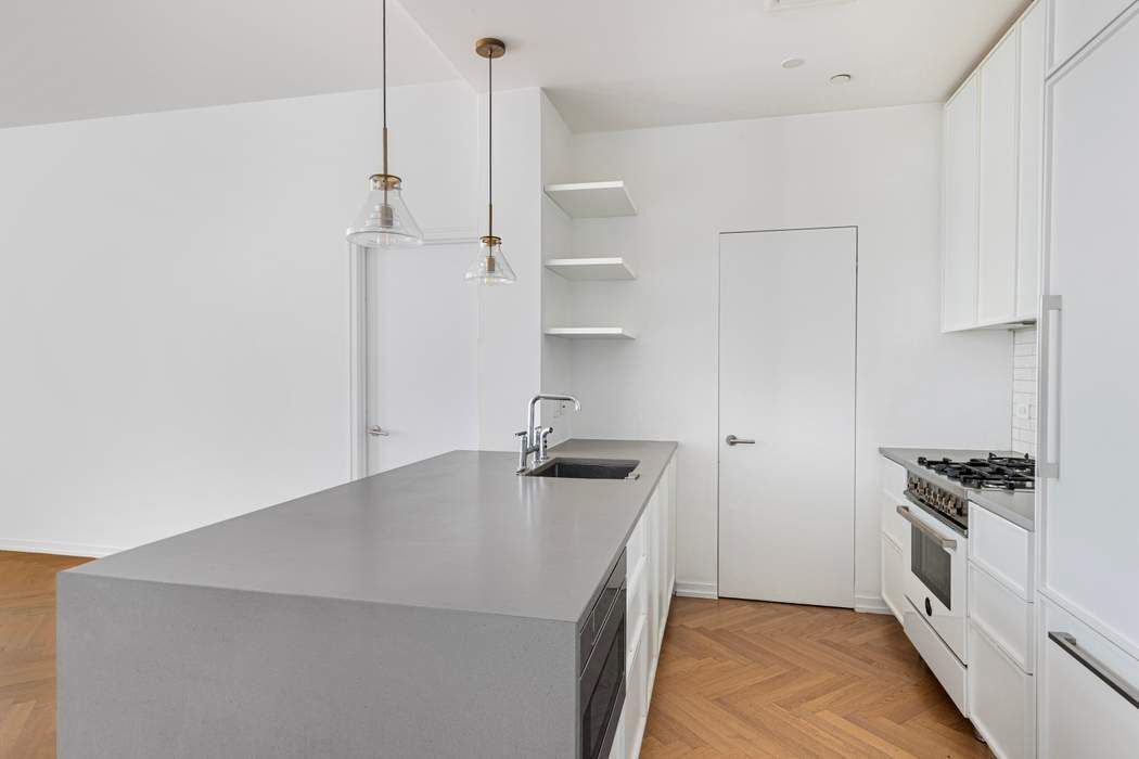 184 Kent Avenue D607 Williamsburg Brooklyn NY 11249