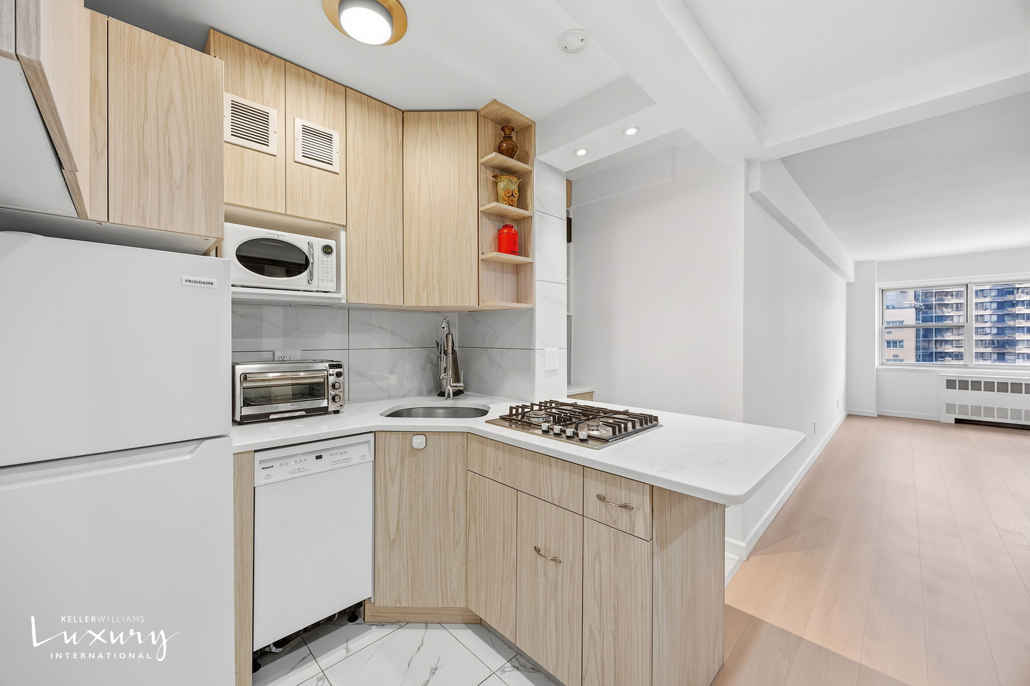 333 East 46th Street 17E Turtle Bay New York NY 10017
