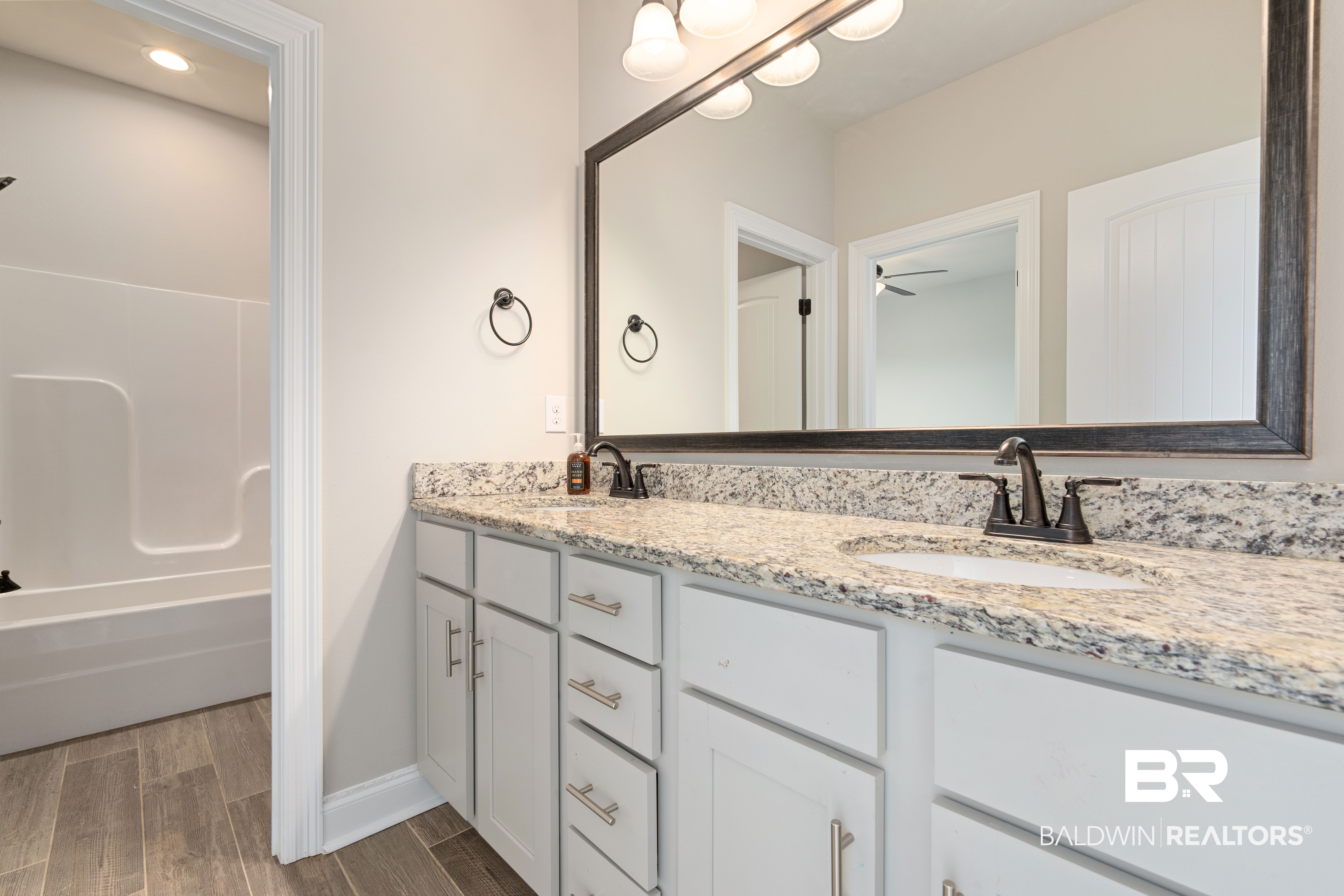 410824 | Photo 22