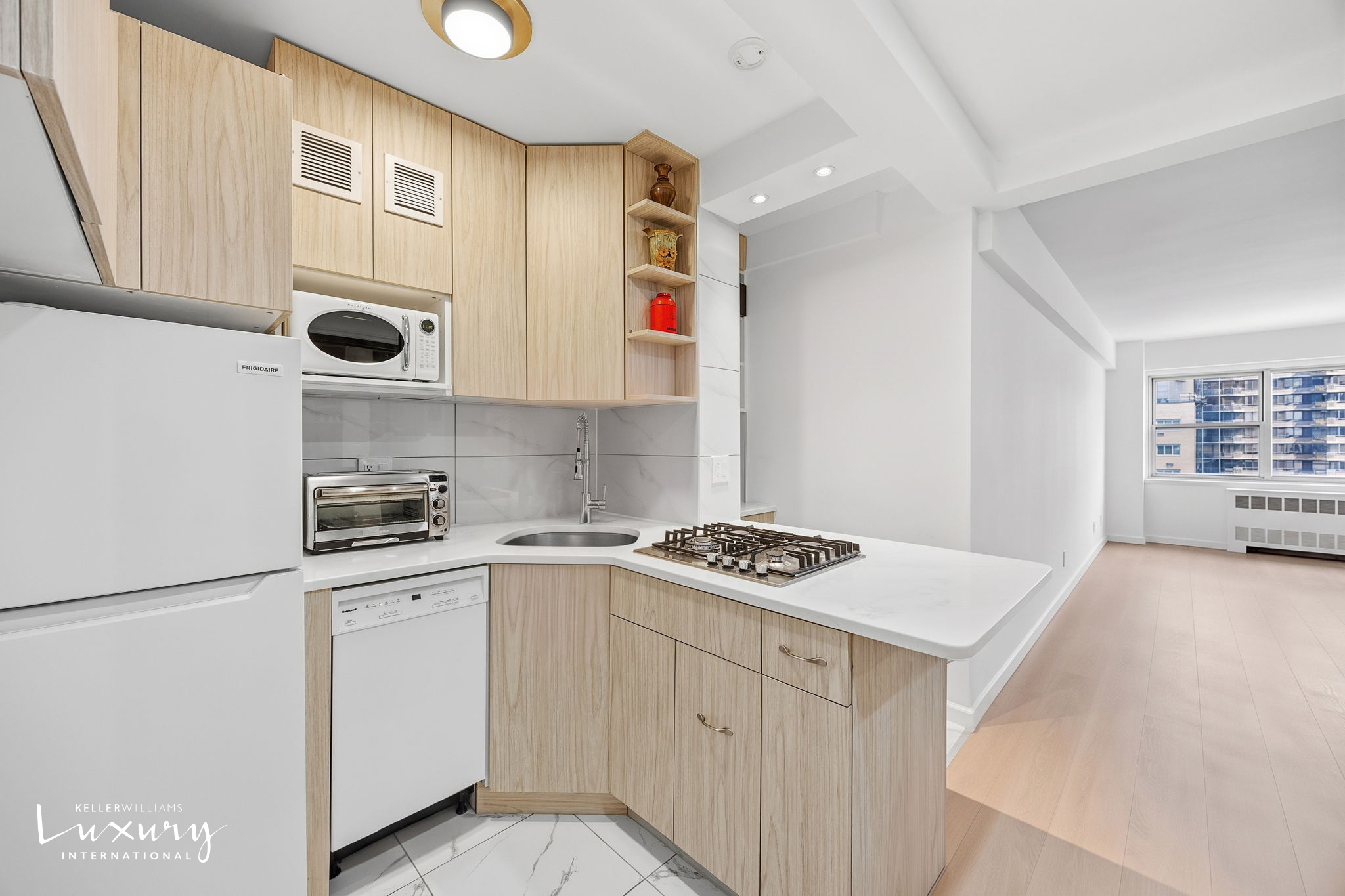 333 East 46th Street 17E Turtle Bay New York NY 10017