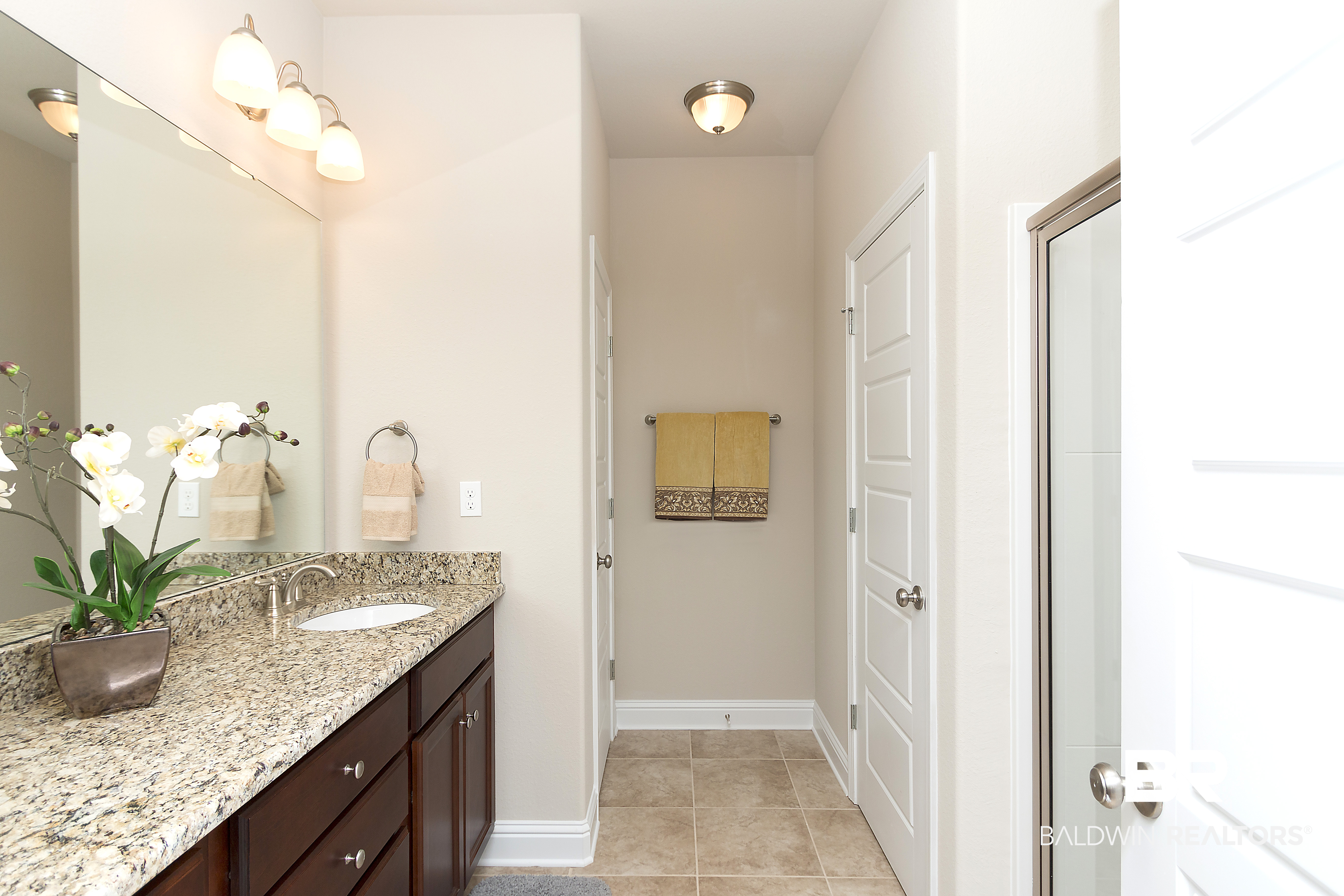 411100 | Photo 22