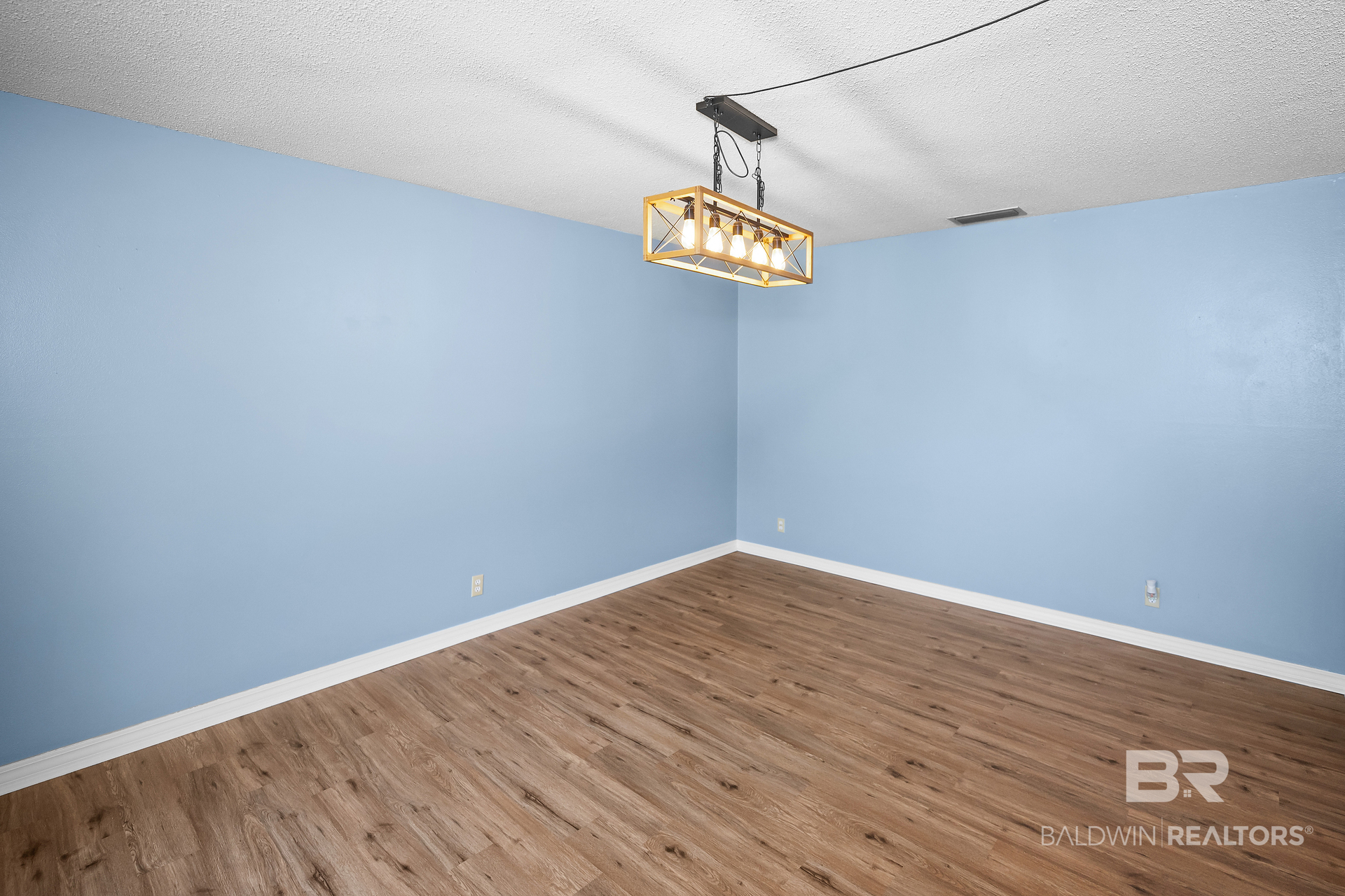 411810 | Photo 11