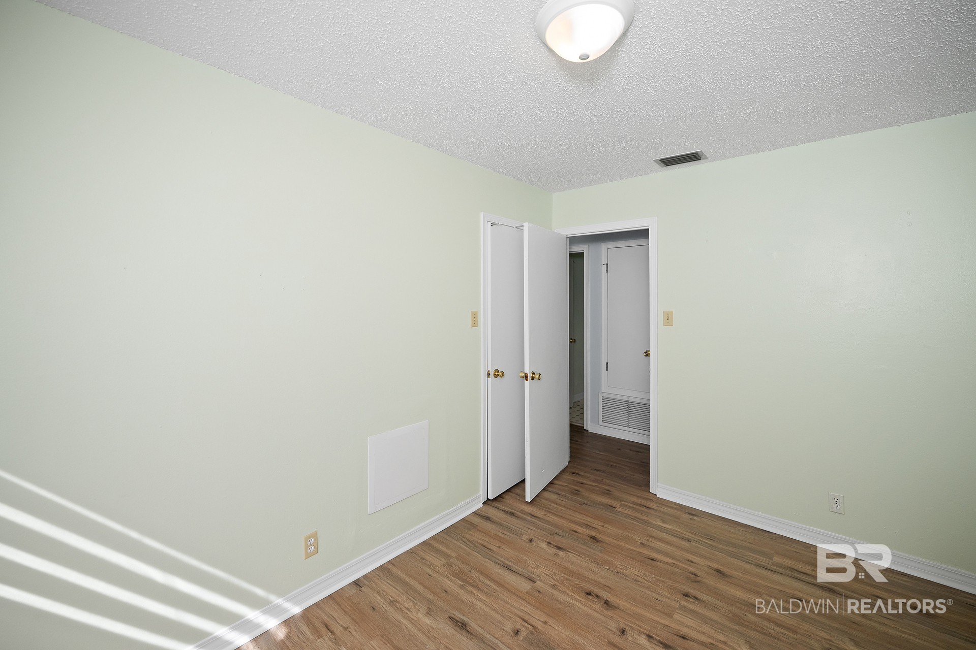 411810 | Photo 23