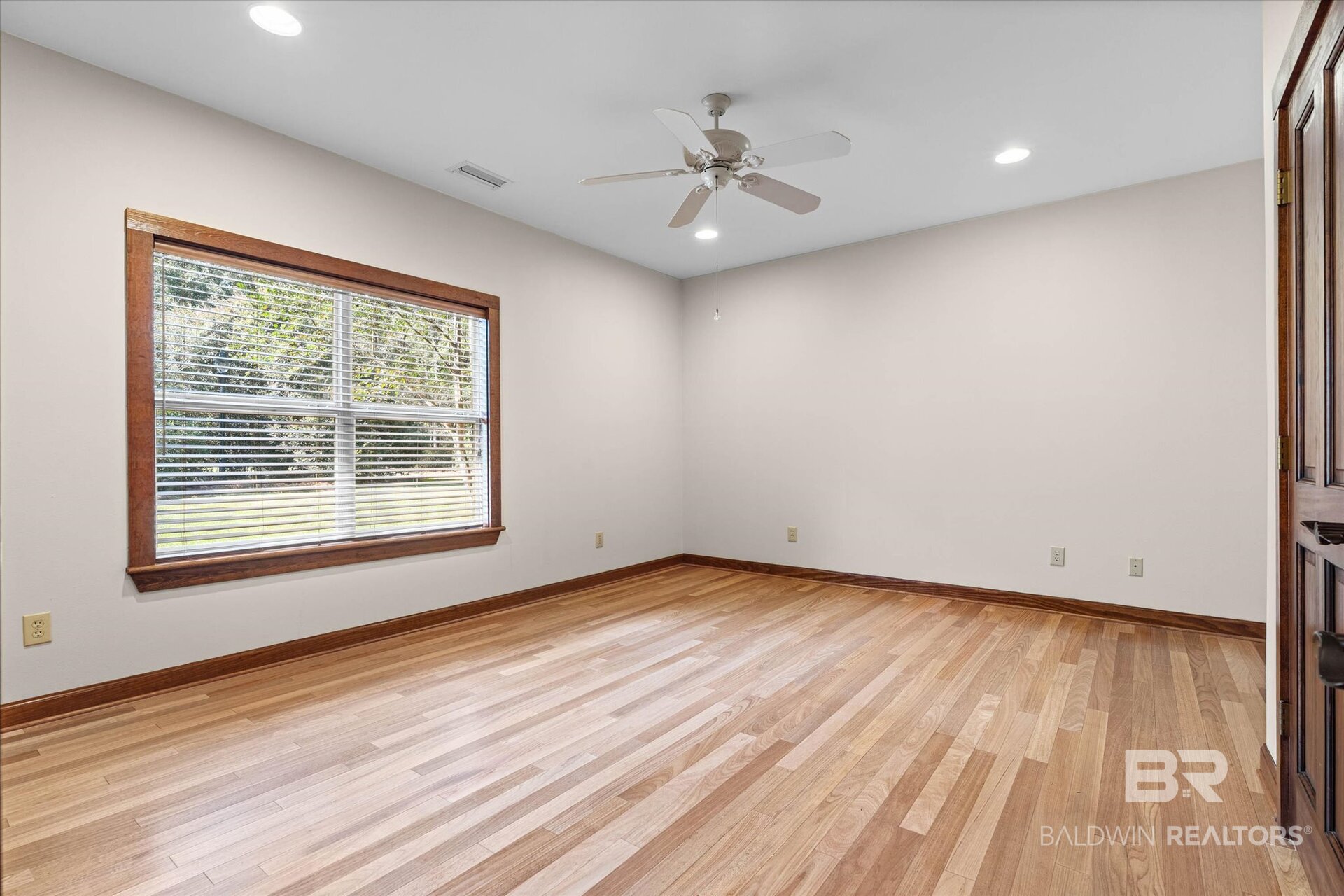 412110 | Photo 24