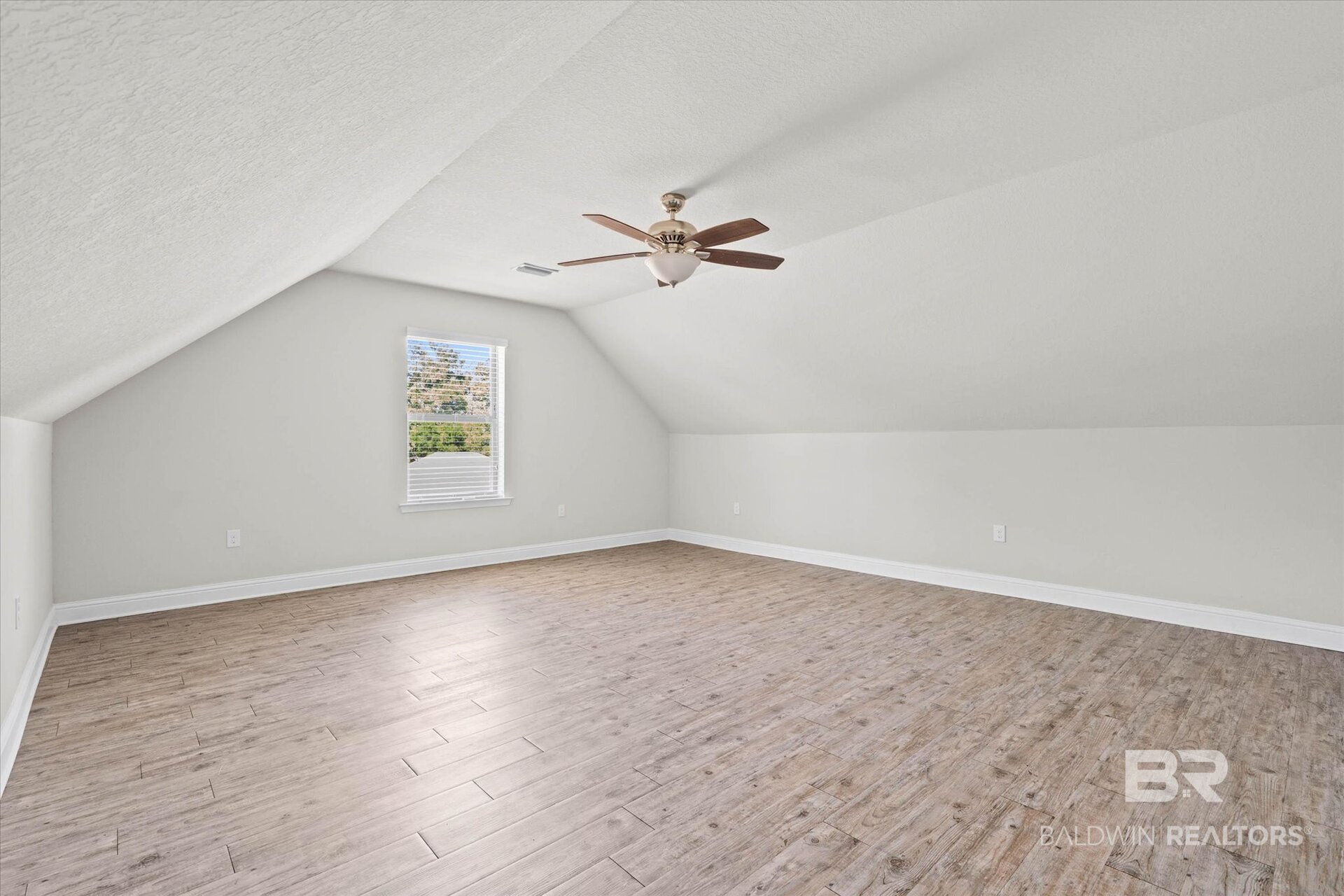 412165 | Photo 23